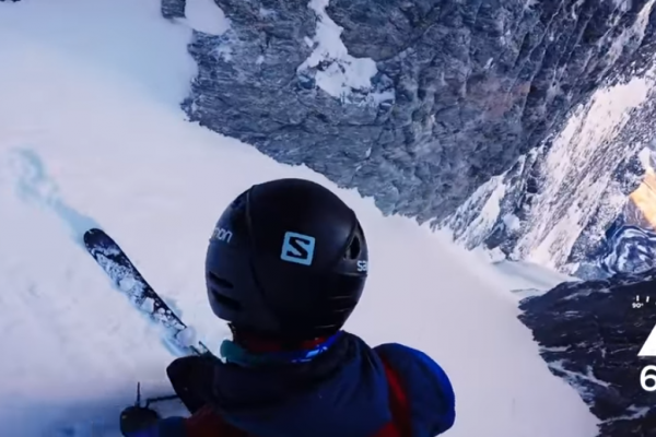 Kilian Jornet dans une pente étroite et vertigineuse